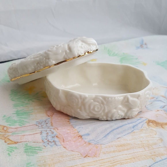 🌙VTG LENOX Oval Porcelain Roses 24k Gold Trim Trinket Box - Picture 8 of 12